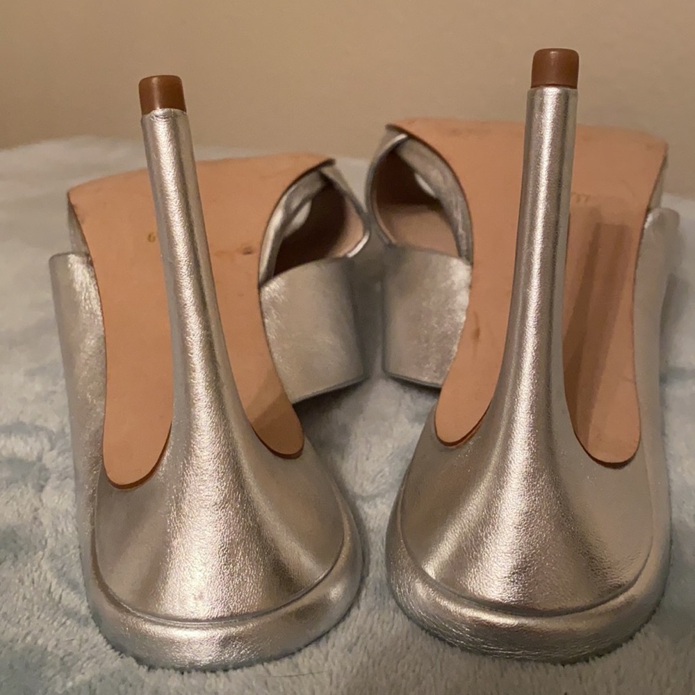 NWOT Louise et Cie women’s silver mule slide heels - Picture 6 of 6